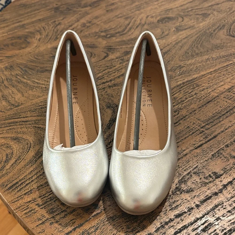 Journee Collection Women's Shimmering Silver Flats